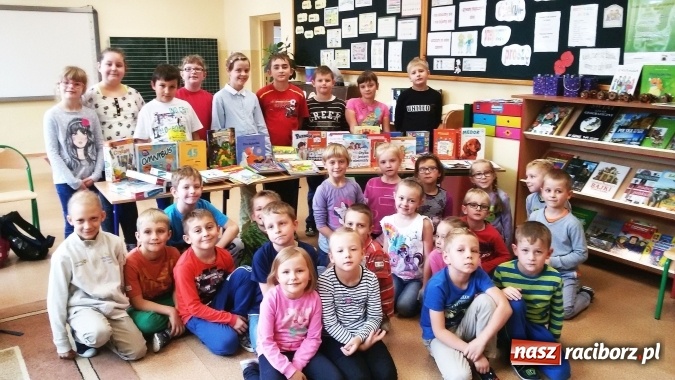 Zdjęcie w galerii na portalu naszraciborz.pl: Franklin przywiózł książki marzeń do Zawady Książęcej  wiadomości z regionu