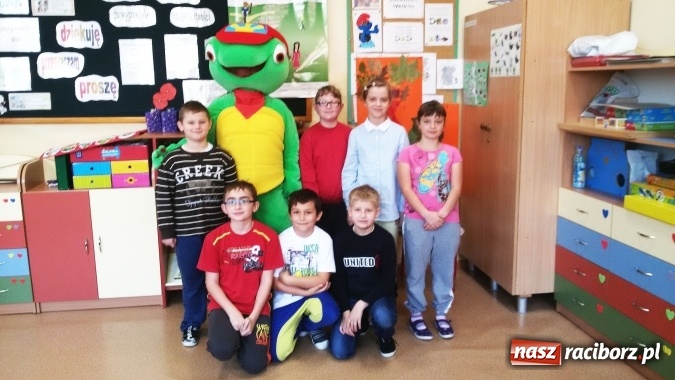 Zdjęcie w galerii na portalu naszraciborz.pl: Franklin przywiózł książki marzeń do Zawady Książęcej  wiadomości z regionu