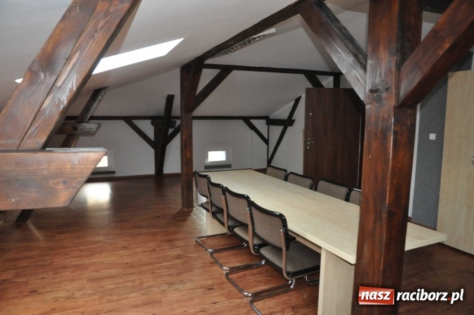 Zdjęcie w galerii na portalu naszraciborz.pl: Komisariat w Kuźni Raciborskiej jak spod igły wiadomości z regionu