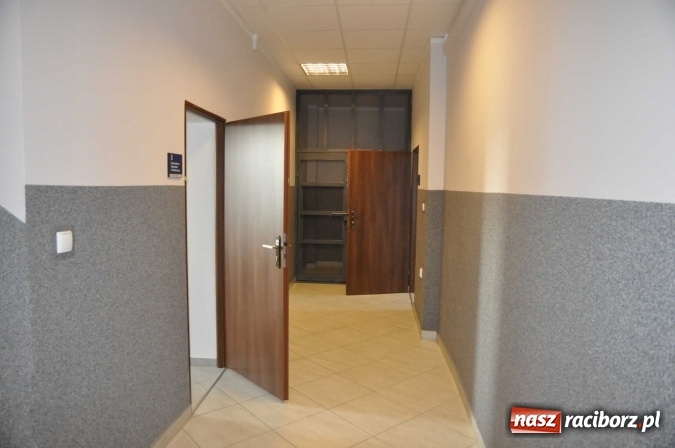 Zdjęcie w galerii na portalu naszraciborz.pl: Komisariat w Kuźni Raciborskiej jak spod igły wiadomości z regionu