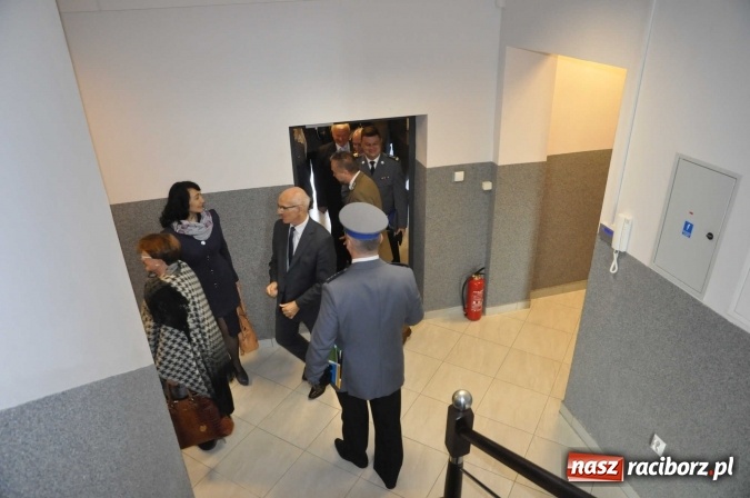 Zdjęcie w galerii na portalu naszraciborz.pl: Komisariat w Kuźni Raciborskiej jak spod igły wiadomości z regionu