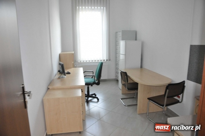 Zdjęcie w galerii na portalu naszraciborz.pl: Komisariat w Kuźni Raciborskiej jak spod igły wiadomości z regionu