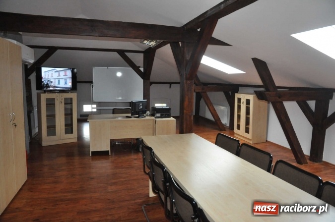 Zdjęcie w galerii na portalu naszraciborz.pl: Komisariat w Kuźni Raciborskiej jak spod igły wiadomości z regionu