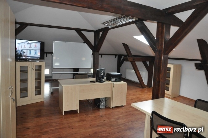 Zdjęcie w galerii na portalu naszraciborz.pl: Komisariat w Kuźni Raciborskiej jak spod igły wiadomości z regionu