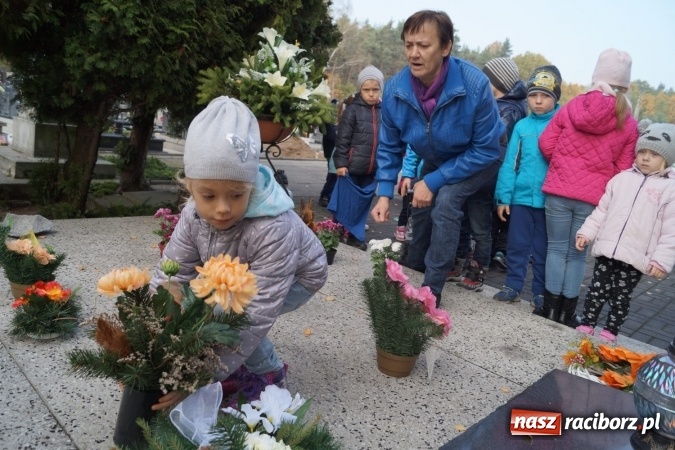 Zdjęcie w galerii na portalu naszraciborz.pl: Uczniowie z Górek Śl. pamiętają o ofiarach marszu śmierci  wiadomości z regionu