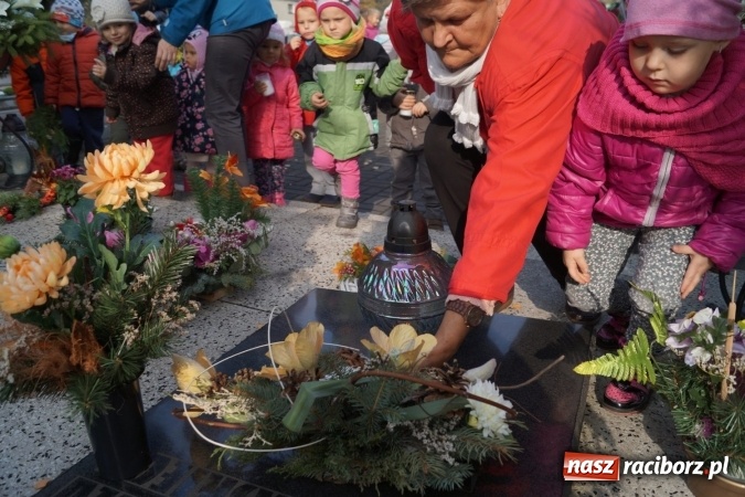 Zdjęcie w galerii na portalu naszraciborz.pl: Uczniowie z Górek Śl. pamiętają o ofiarach marszu śmierci  wiadomości z regionu