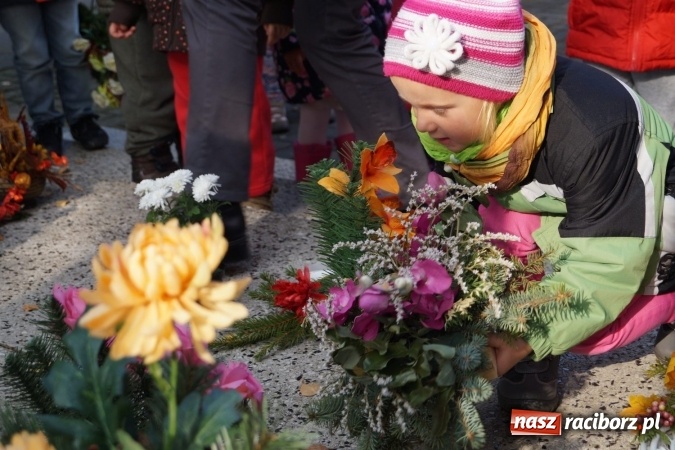 Zdjęcie w galerii na portalu naszraciborz.pl: Uczniowie z Górek Śl. pamiętają o ofiarach marszu śmierci  wiadomości z regionu