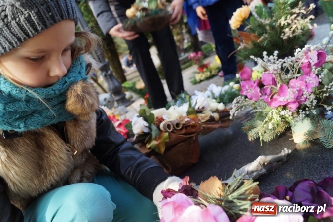 Zdjęcie w galerii na portalu naszraciborz.pl: Uczniowie z Górek Śl. pamiętają o ofiarach marszu śmierci  wiadomości z regionu
