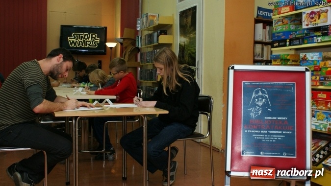 Zdjęcie w galerii na portalu naszraciborz.pl: Biblioteka kontratakuje! Gwiezdne Wojny w książnicy wiadomości z regionu