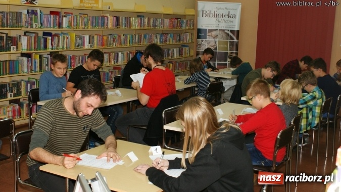 Zdjęcie w galerii na portalu naszraciborz.pl: Biblioteka kontratakuje! Gwiezdne Wojny w książnicy wiadomości z regionu