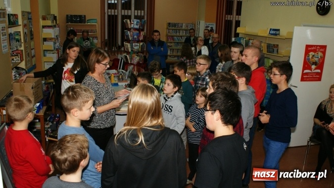 Zdjęcie w galerii na portalu naszraciborz.pl: Biblioteka kontratakuje! Gwiezdne Wojny w książnicy wiadomości z regionu