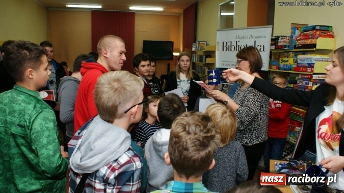 Zdjęcie w galerii na portalu naszraciborz.pl: Biblioteka kontratakuje! Gwiezdne Wojny w książnicy wiadomości z regionu