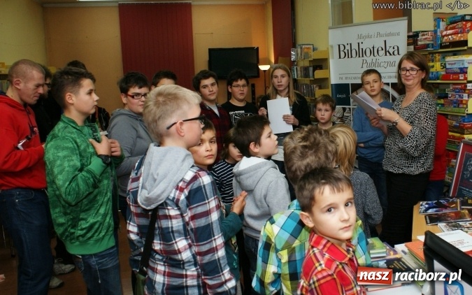 Zdjęcie w galerii na portalu naszraciborz.pl: Biblioteka kontratakuje! Gwiezdne Wojny w książnicy wiadomości z regionu