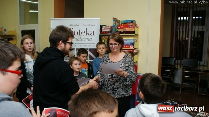 Zdjęcie w galerii na portalu naszraciborz.pl: Biblioteka kontratakuje! Gwiezdne Wojny w książnicy wiadomości z regionu