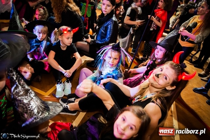 Zdjęcie w galerii na portalu naszraciborz.pl: Halloweenowy Bal Charytatywny z wielką pompą w SP 15 wiadomości z regionu