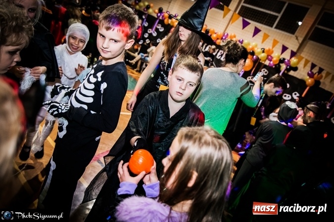 Zdjęcie w galerii na portalu naszraciborz.pl: Halloweenowy Bal Charytatywny z wielką pompą w SP 15 wiadomości z regionu