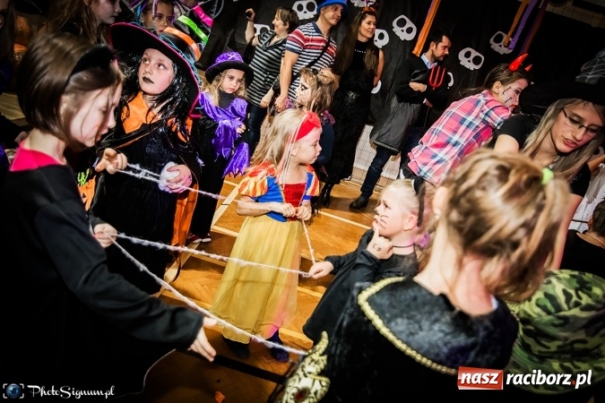 Zdjęcie w galerii na portalu naszraciborz.pl: Halloweenowy Bal Charytatywny z wielką pompą w SP 15 wiadomości z regionu