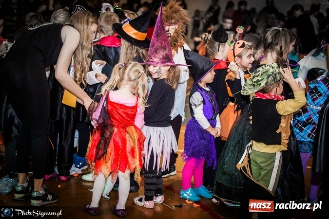 Zdjęcie w galerii na portalu naszraciborz.pl: Halloweenowy Bal Charytatywny z wielką pompą w SP 15 wiadomości z regionu