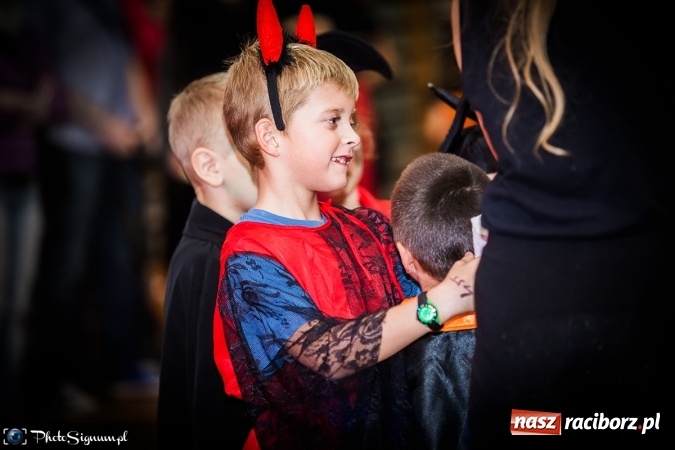Zdjęcie w galerii na portalu naszraciborz.pl: Halloweenowy Bal Charytatywny z wielką pompą w SP 15 wiadomości z regionu