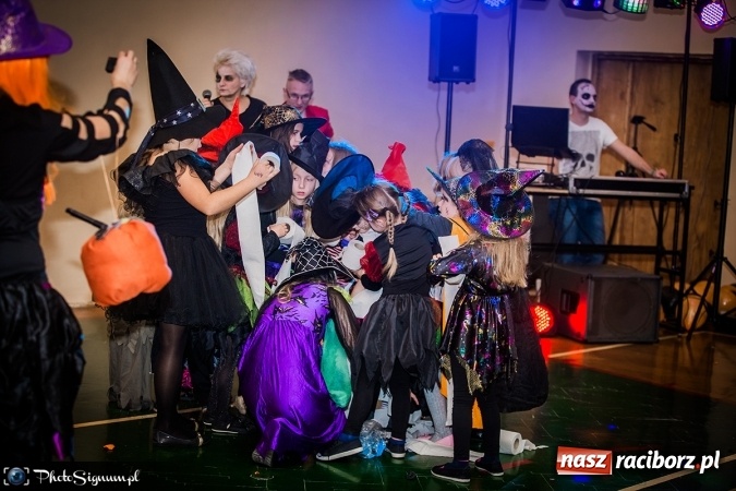 Zdjęcie w galerii na portalu naszraciborz.pl: Halloweenowy Bal Charytatywny z wielką pompą w SP 15 wiadomości z regionu
