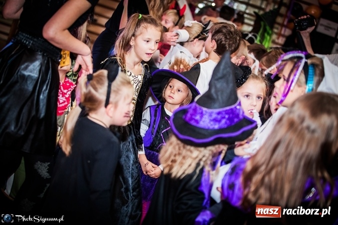 Zdjęcie w galerii na portalu naszraciborz.pl: Halloweenowy Bal Charytatywny z wielką pompą w SP 15 wiadomości z regionu
