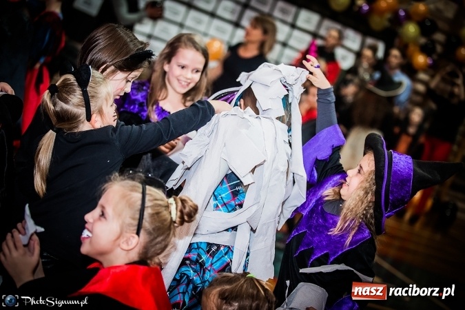 Zdjęcie w galerii na portalu naszraciborz.pl: Halloweenowy Bal Charytatywny z wielką pompą w SP 15 wiadomości z regionu