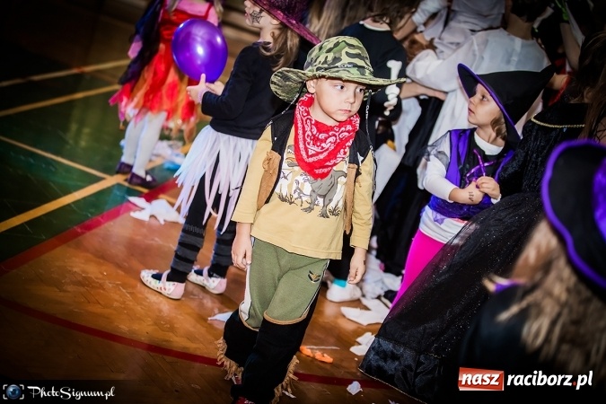 Zdjęcie w galerii na portalu naszraciborz.pl: Halloweenowy Bal Charytatywny z wielką pompą w SP 15 wiadomości z regionu