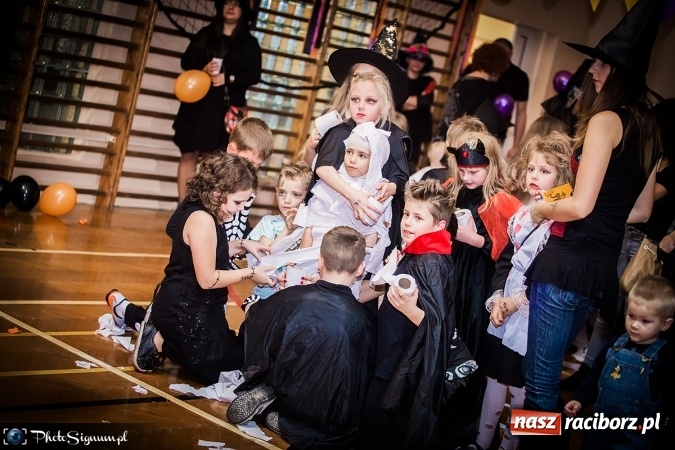 Zdjęcie w galerii na portalu naszraciborz.pl: Halloweenowy Bal Charytatywny z wielką pompą w SP 15 wiadomości z regionu