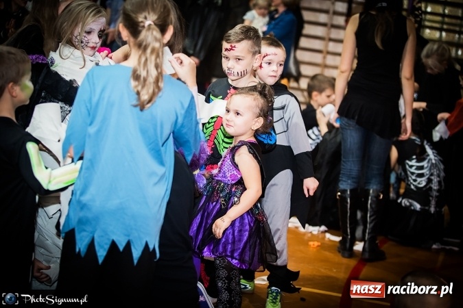 Zdjęcie w galerii na portalu naszraciborz.pl: Halloweenowy Bal Charytatywny z wielką pompą w SP 15 wiadomości z regionu