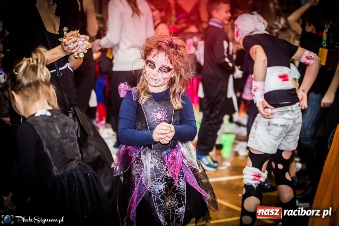 Zdjęcie w galerii na portalu naszraciborz.pl: Halloweenowy Bal Charytatywny z wielką pompą w SP 15 wiadomości z regionu