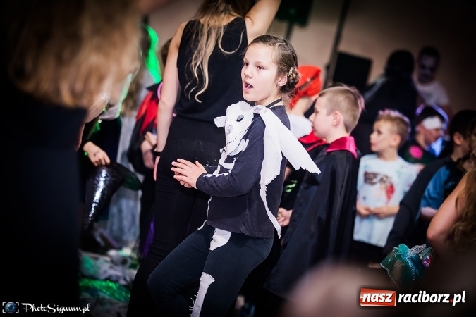 Zdjęcie w galerii na portalu naszraciborz.pl: Halloweenowy Bal Charytatywny z wielką pompą w SP 15 wiadomości z regionu