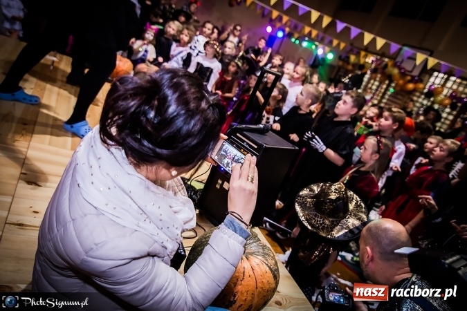 Zdjęcie w galerii na portalu naszraciborz.pl: Halloweenowy Bal Charytatywny z wielką pompą w SP 15 wiadomości z regionu