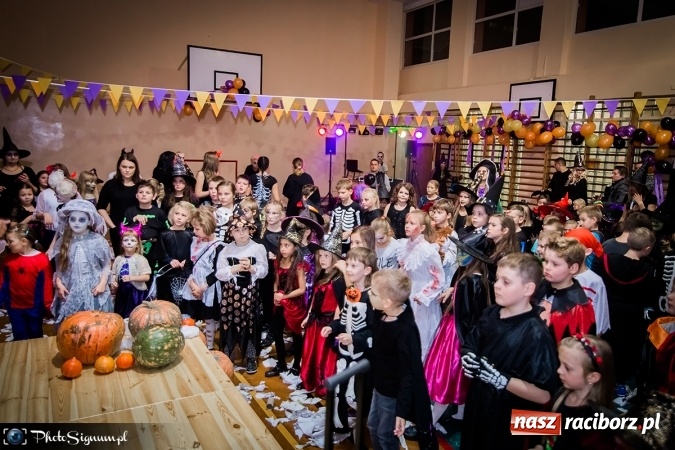 Zdjęcie w galerii na portalu naszraciborz.pl: Halloweenowy Bal Charytatywny z wielką pompą w SP 15 wiadomości z regionu