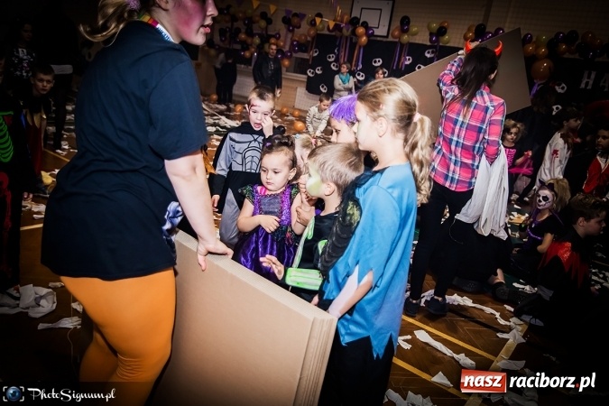Zdjęcie w galerii na portalu naszraciborz.pl: Halloweenowy Bal Charytatywny z wielką pompą w SP 15 wiadomości z regionu
