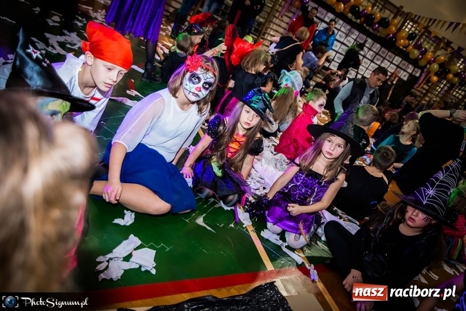 Zdjęcie w galerii na portalu naszraciborz.pl: Halloweenowy Bal Charytatywny z wielką pompą w SP 15 wiadomości z regionu