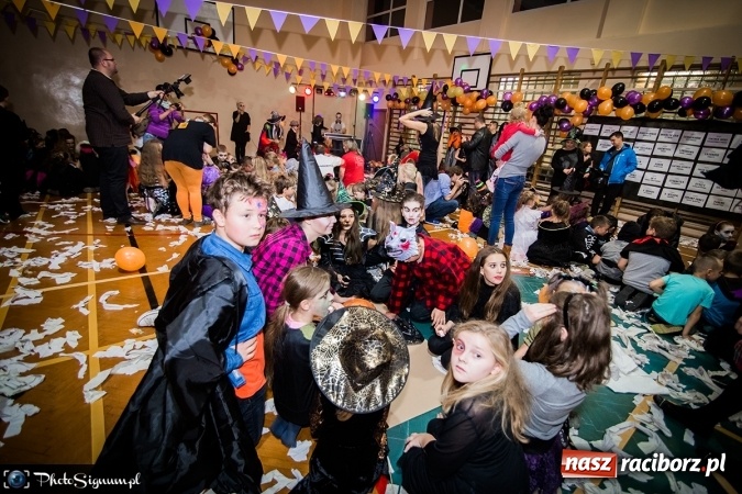 Zdjęcie w galerii na portalu naszraciborz.pl: Halloweenowy Bal Charytatywny z wielką pompą w SP 15 wiadomości z regionu