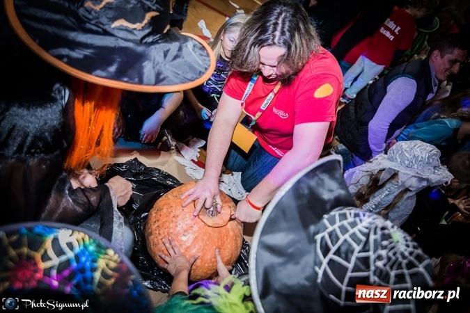 Zdjęcie w galerii na portalu naszraciborz.pl: Halloweenowy Bal Charytatywny z wielką pompą w SP 15 wiadomości z regionu