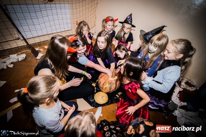 Zdjęcie w galerii na portalu naszraciborz.pl: Halloweenowy Bal Charytatywny z wielką pompą w SP 15 wiadomości z regionu