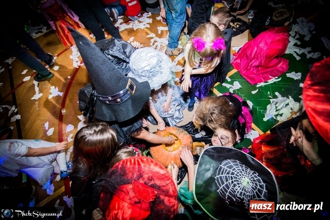 Zdjęcie w galerii na portalu naszraciborz.pl: Halloweenowy Bal Charytatywny z wielką pompą w SP 15 wiadomości z regionu