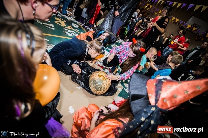 Zdjęcie w galerii na portalu naszraciborz.pl: Halloweenowy Bal Charytatywny z wielką pompą w SP 15 wiadomości z regionu