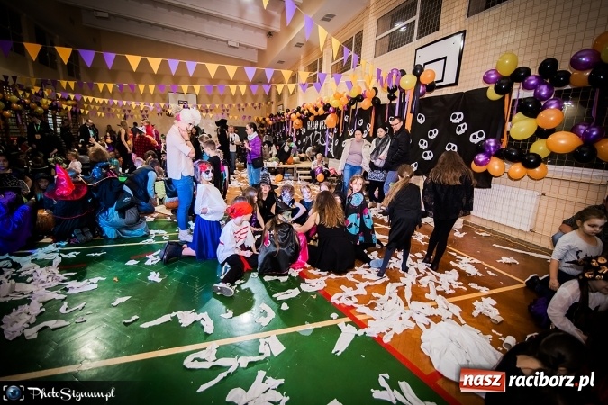 Zdjęcie w galerii na portalu naszraciborz.pl: Halloweenowy Bal Charytatywny z wielką pompą w SP 15 wiadomości z regionu