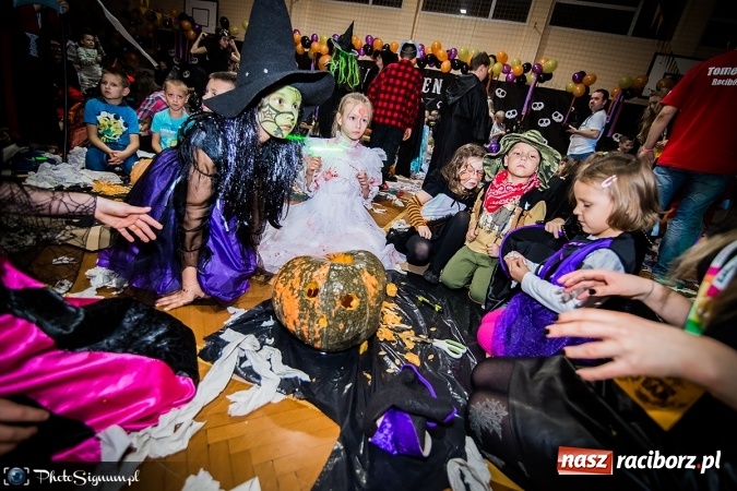 Zdjęcie w galerii na portalu naszraciborz.pl: Halloweenowy Bal Charytatywny z wielką pompą w SP 15 wiadomości z regionu