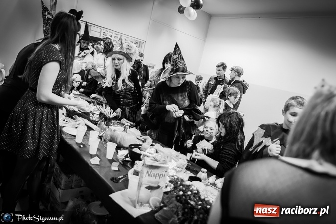 Zdjęcie w galerii na portalu naszraciborz.pl: Halloweenowy Bal Charytatywny z wielką pompą w SP 15 wiadomości z regionu