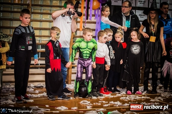 Zdjęcie w galerii na portalu naszraciborz.pl: Halloweenowy Bal Charytatywny z wielką pompą w SP 15 wiadomości z regionu
