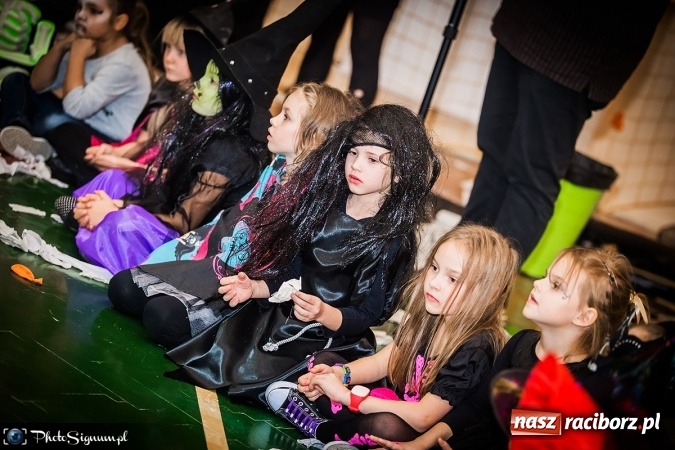 Zdjęcie w galerii na portalu naszraciborz.pl: Halloweenowy Bal Charytatywny z wielką pompą w SP 15 wiadomości z regionu
