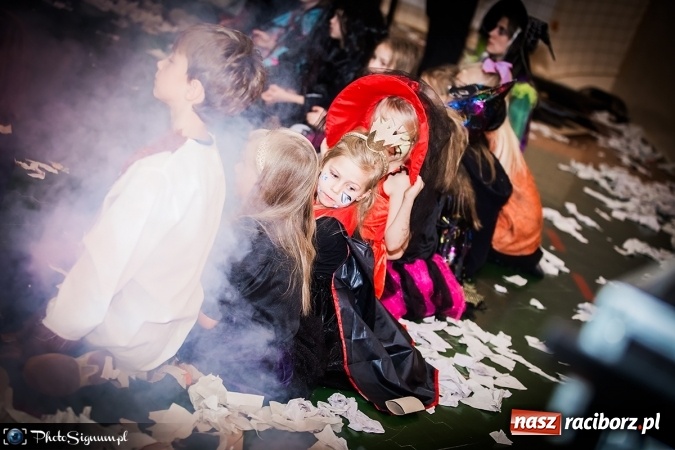 Zdjęcie w galerii na portalu naszraciborz.pl: Halloweenowy Bal Charytatywny z wielką pompą w SP 15 wiadomości z regionu