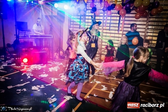 Zdjęcie w galerii na portalu naszraciborz.pl: Halloweenowy Bal Charytatywny z wielką pompą w SP 15 wiadomości z regionu