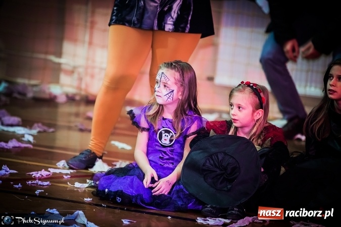Zdjęcie w galerii na portalu naszraciborz.pl: Halloweenowy Bal Charytatywny z wielką pompą w SP 15 wiadomości z regionu