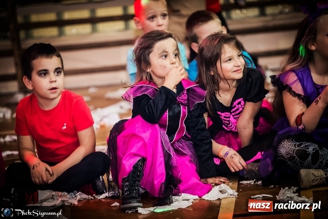 Zdjęcie w galerii na portalu naszraciborz.pl: Halloweenowy Bal Charytatywny z wielką pompą w SP 15 wiadomości z regionu