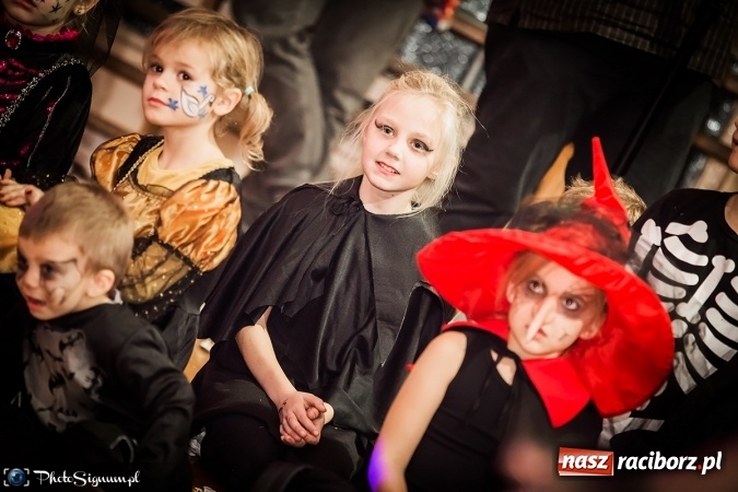 Zdjęcie w galerii na portalu naszraciborz.pl: Halloweenowy Bal Charytatywny z wielką pompą w SP 15 wiadomości z regionu